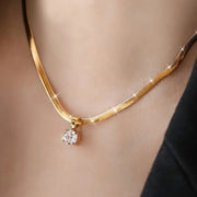 Elegante collar con colgante de pedrería | Dorado