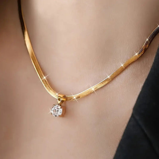 Elegante collar con colgante de pedrería | Dorado