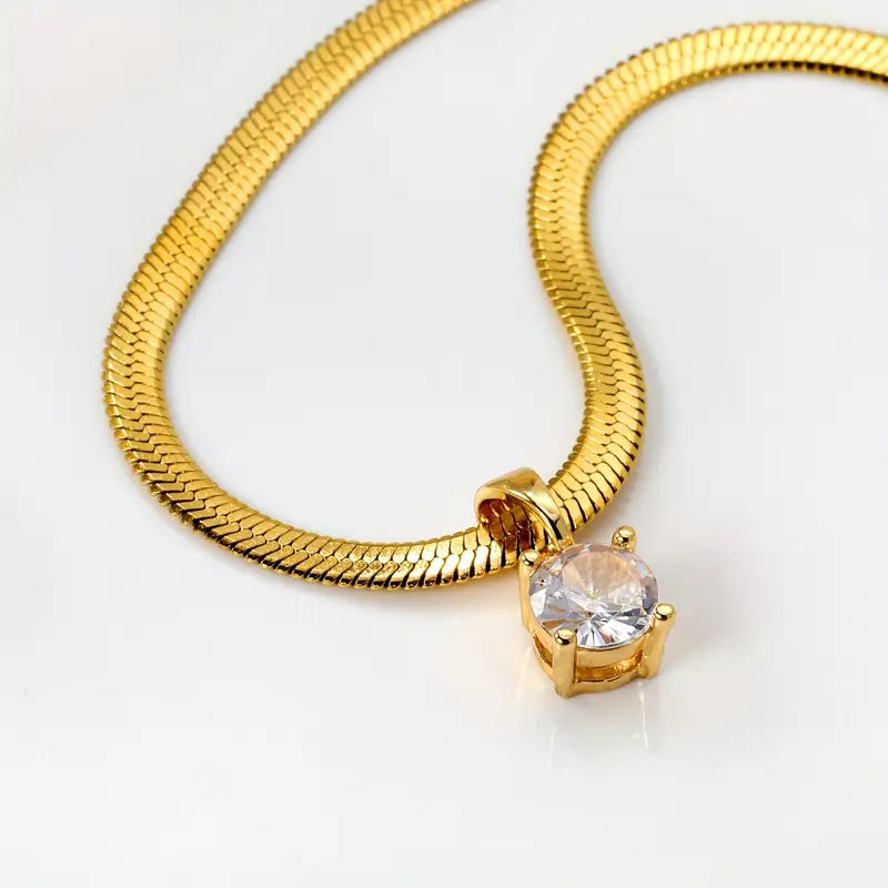 Elegante collar con colgante de pedrería | Dorado