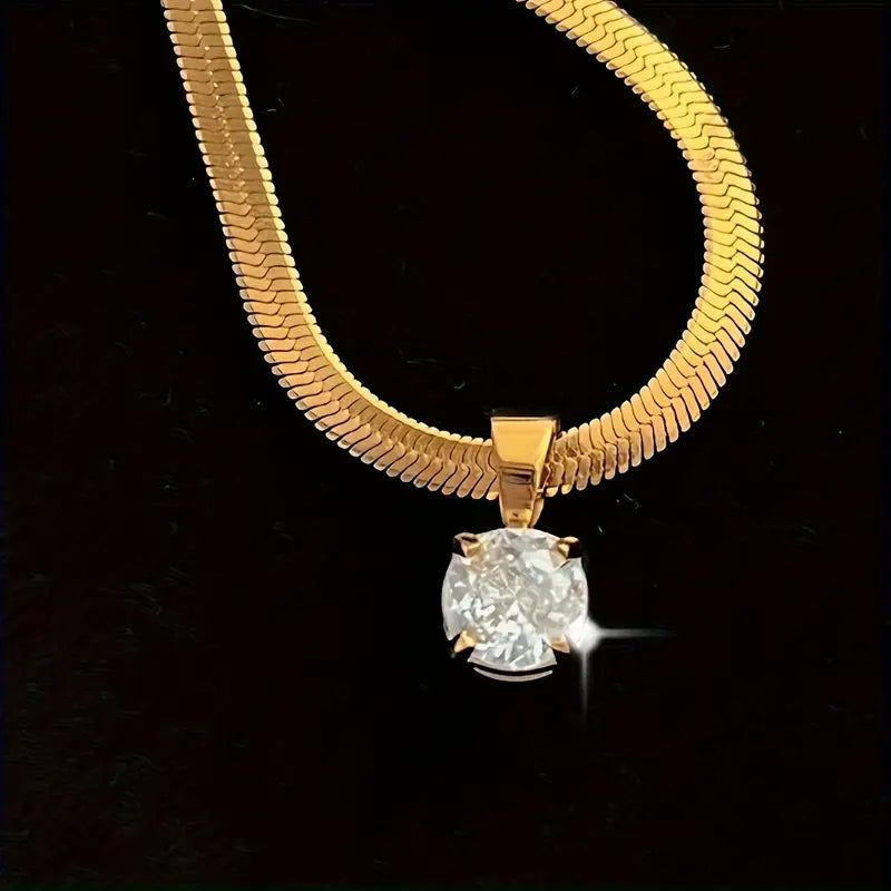 Elegante collar con colgante de pedrería | Dorado