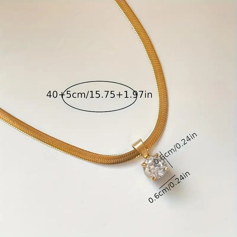 Elegante collar con colgante de pedrería | Dorado